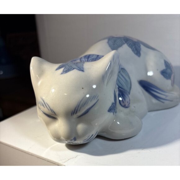 Chinoiserie Blue White and Pink Ceramic Cat Mid 20th Century 8” x 3” - Picture 2 of 7